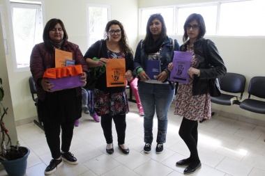 Distribuyen folletería para concientizar sobre la eliminación de la violencia contra la mujer