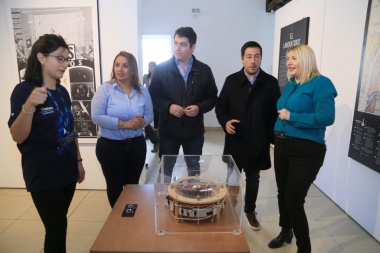 La gobernadora Bertone recorrió la muestra 'Nikola Tesla' en el Museo Fueguino de Arte