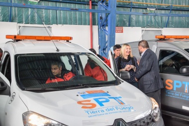 Bertone encabezó el acto de entrega de vehículos y equipamiento a la Policía provincial