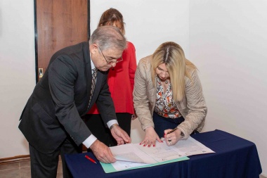 Bertone encabezó la firma del convenio entre OSEF y la Fundación de Sanidad Naval