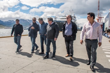 Scioli recorrió el puerto de Ushuaia con funcionarios del gabinete municipal y de la DPP