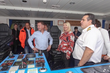 La gobernadora Bertone visitó el crucero Celebrity Eclipse en el puerto de Ushuaia
