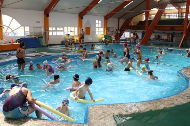 Con más de 400 inscriptos, arrancaron las actividades en el natatorio municipal