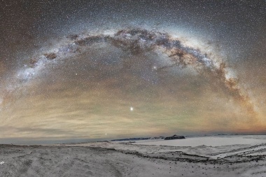 Es astrofotógrafa, vivió un año en la Antártida y muestra sus fotos por primera vez
