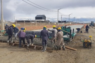 Avanzan las obras de pavimentación en el barrio 'Malvinas Argentinas' de Chacra XIII