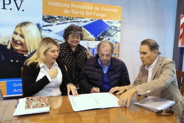 Bertone presidió la cesión de cinco hectáreas para que el IPV realice desarrollos urbanísticos