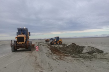 Laguna Seca: realizaron operativo de limpieza de la tierra acumulada en Circunvalación