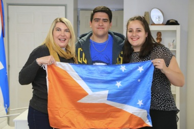 Bertone recibió a los estudiantes que fueron becados por la Universidad de Magallanes