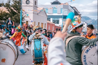 El carnaval comienza este sábado en los barrios de Ushuaia y se prepara la Gala