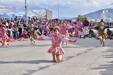 En Ushuaia, más de 15 mil personas se sumaron a la fiesta de carnaval en la avenida Maipú