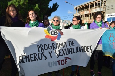 Día Internacional de la Mujer: olla popular, marcha y pintadas de carteles, las actividades de la UNTDF