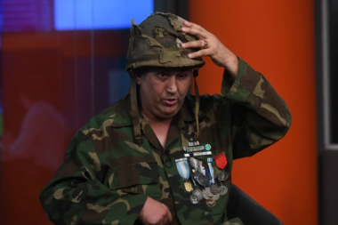 Héroe argentino recuperó el casco que le salvó la vida en Malvinas: "Gracias a él estoy acá"