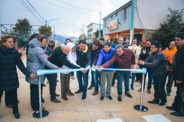 Vuoto inauguró el primer tramo de la obra de hormigonado de la calle Fuegia Basket