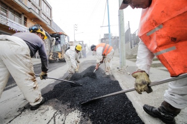 Con 13 millones de inversión, avanza la repavimentación de calles céntricas en Ushuaia