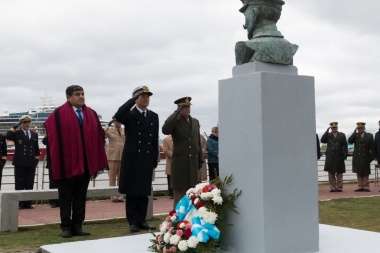 Arcando encabezó acto por el 83º aniversario de la muerte del Almirante Julián Irízar