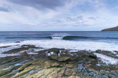 ¿Hay surf en Malvinas? La aventura de dos hermanos argentinos detrás de la ola perfecta