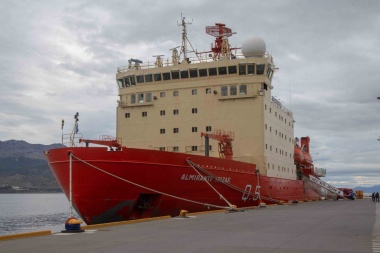 El Rompehielos ARA “Almirante Irízar” llegó al Puerto de Ushuaia en misión de reabastecimiento