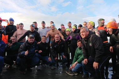 Nadadores se sumaron a la ‘Travesía Acuática Héroes de Malvinas’ en Río Grande