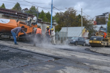 Con la pavimentación de distintas calles avanza el plan de obras en Ushuaia