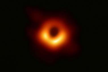 Revelan la primera fotografía de un agujero negro en la Vía Láctea