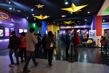 La Municipalidad de Ushuaia participó del preestreno de la película "La Guarida del Lobo"