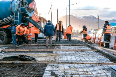El Municipio construye las veredas en el ingreso al puerto de Ushuaia
