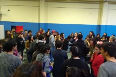 Estudiantes iniciaron una toma pacífica de la sede del CENT 35