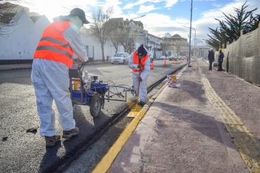 La Municipalidad de Ushuaia incorporó maquinaria para el pintado de sendas y cordones