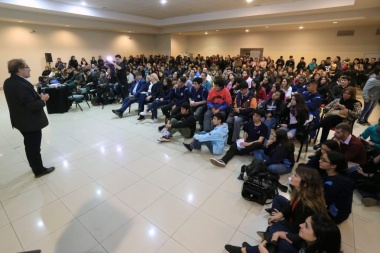 Más de 300 estudiantes participaron de la disertación de Argüello sobre Malvinas