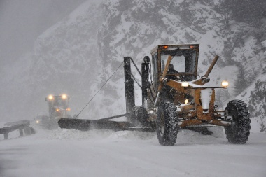 Ponen en marcha un operativo para despejar más de 7.500 kilómetros de rutas durante nevadas