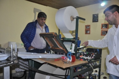 Arcando visitó una fábrica artesanal de pañales en Río Grande