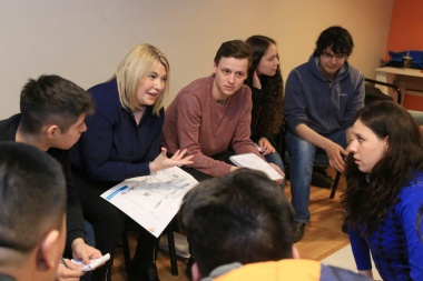 Bertone recibió a jóvenes que participan del programa "Líderes Nueva Generación"
