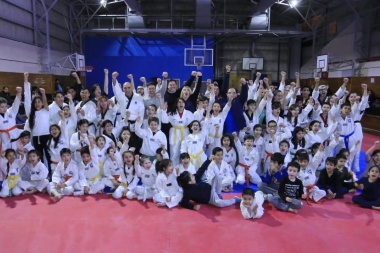 Bertone firmó la cesión de un predio a la Asociación de Taekwondo "Chacra IV"