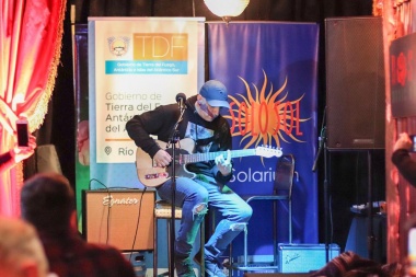 Presentaron "Howen", la primera guitarra eléctrica fabricada con madera de lenga fueguina