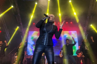'Noche Más Larga': más de 3 mil personas asistieron al show de Valeria Lynch en Ushuaia