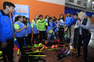 Bertone entregó materiales deportivos a distintos clubes de Río Grande