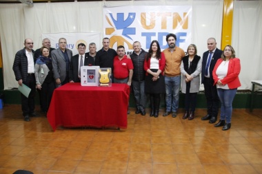 El Rotary Club Río Grande entregó un desfibrilador externo automático a la UTN