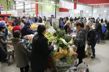Con más de 60 ofertas de la canasta alimenticia, se realizó una nueva 'Feria de Precios Bajos'