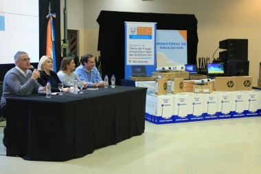 Bertone encabezó la entrega de equipamiento informático a todas las escuelas de Río Grande