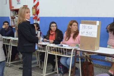 Boyadjián fue a votar y la recibieron con pañuelo verde