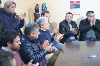 Gobierno y madereros de Tolhuin firmaron acuerdo para construir 20 viviendas de lenga