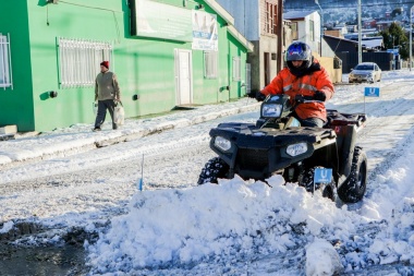 En Ushuaia, la Municipalidad puso en funcionamiento cuatriciclos para despejar nieve