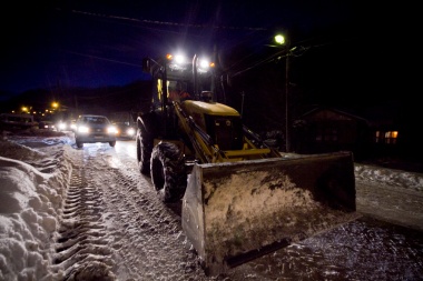 Personal y maquinaria municipal intensifican tareas para el despeje de nieve en Ushuaia