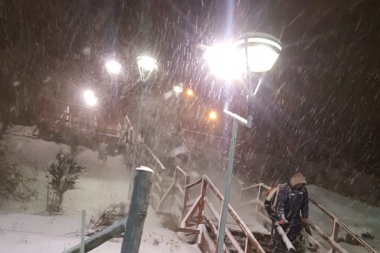 El Municipio trabaja en el despeje de nieve en veredas, escaleras y espacios públicos