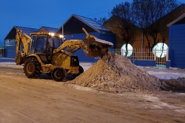 Maquinaria municipal intensificó el operativo de limpieza y despeje de nieve en Río Grande