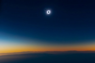 Pasajeros de un vuelo de Aerolíneas contemplaron el eclipse en pleno viaje