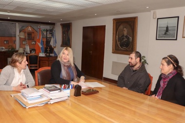 Bertone entregó la personería jurídica a la Asociación 'Shima Waia-Escuela de Kayak'