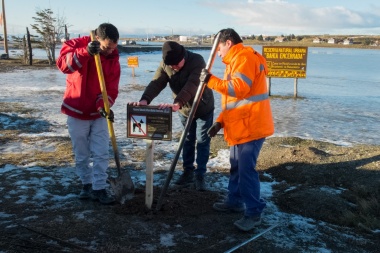 Se renovó la cartelería preventiva en la bahía Encerrada