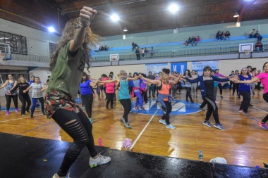 Más de 100 personas se sumaron a la 'zumba solidaria' a beneficio de un merendero de Ushuaia