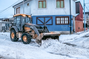 Pronostican 48 horas de nieve en Ushuaia y trabajan para mantener calles despejadas